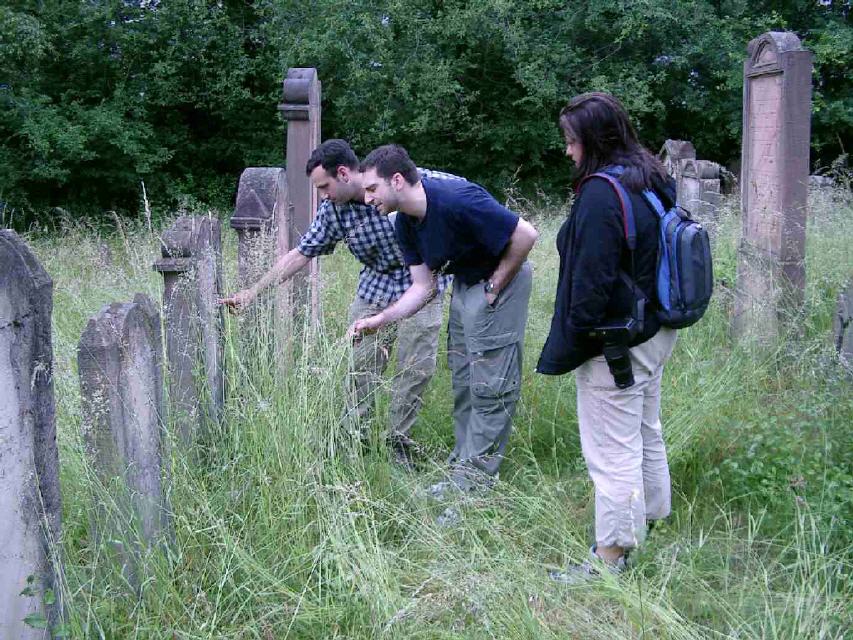 Dr. Jeffrey Shaman, Michael Shaman und Diana Kim Short auf dem Alsbacher Judenfriedhof