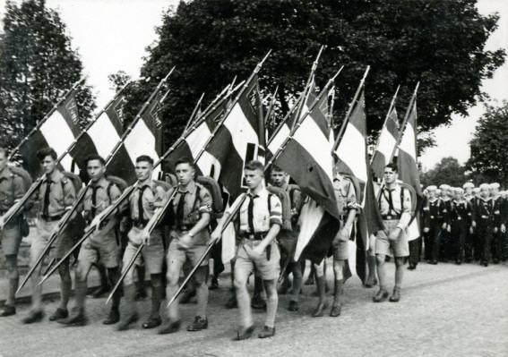 Aufmarsch der Hitlerjugend in Bensheim 1935