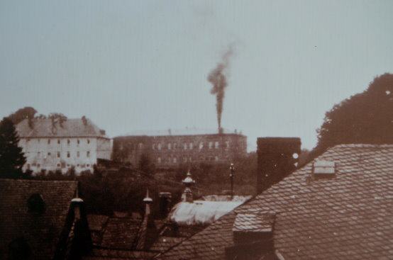 Rauch über dem Krematorium von Hadamar