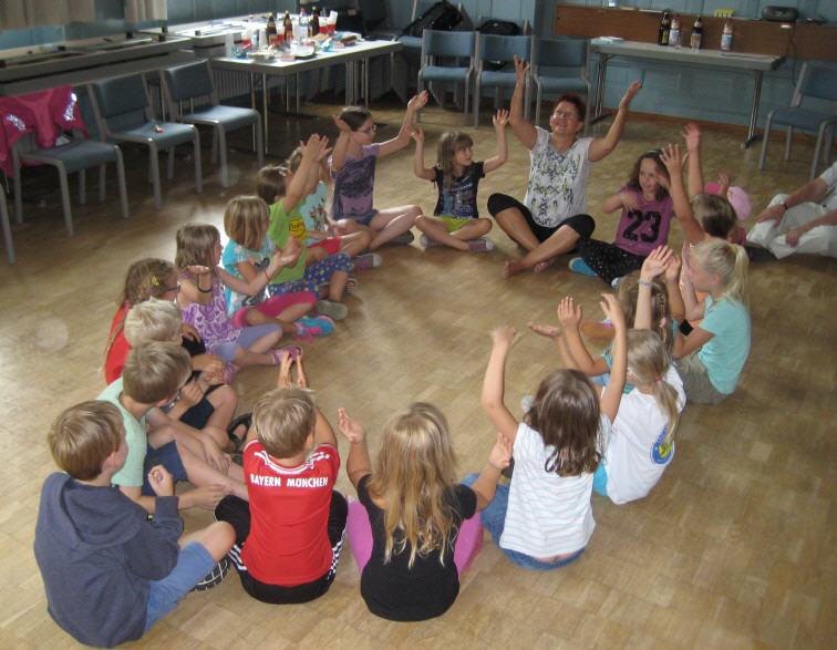 Cornelia Naomi Fisch mit den Ferienspielkindern