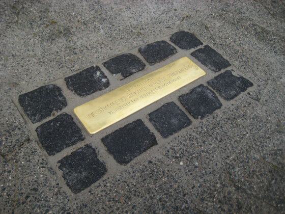 Stolperschwelle vor der ehemaligen Synagoge