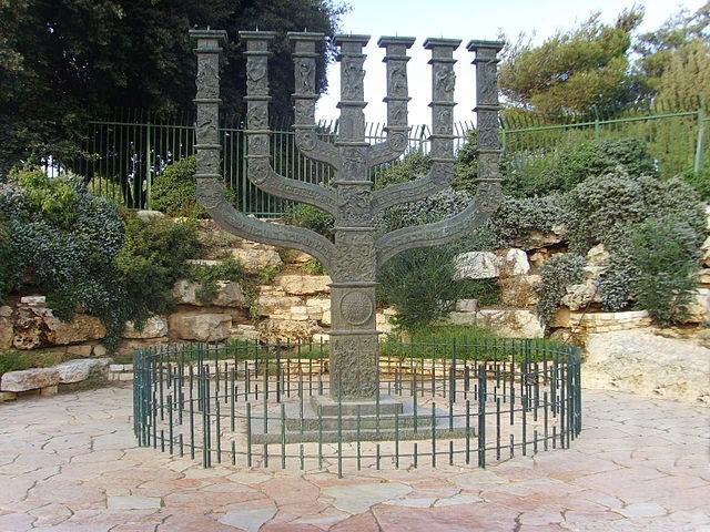 Benno Elkans Menora vor der Knesset in Jerusalem