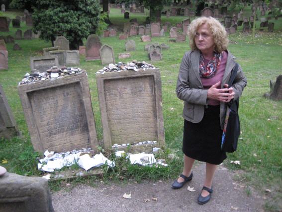Frau Bemsch vor den Grabsteinen zweier berühmter Rabbiner