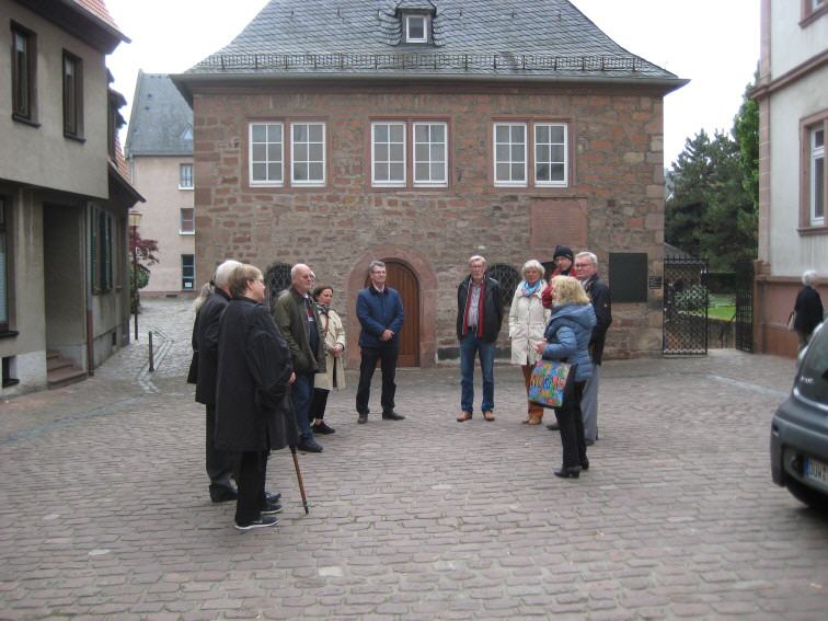 Vor der Synagoge