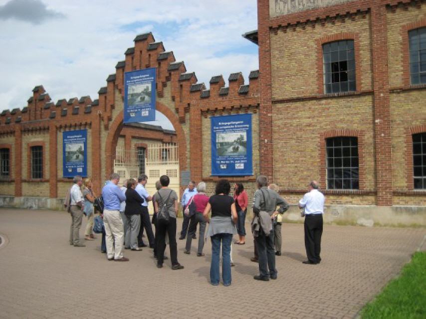 Ein Teil der Besucher vor dem ehemaligen Konzentrationslager