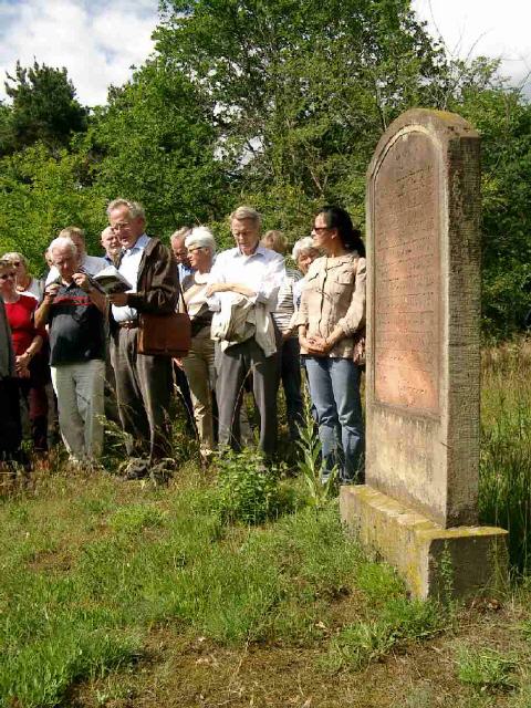 Pfarrer Mingo vor dem Gedenkstein des Rabbi Bacharach