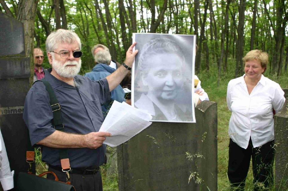 Dr. Fritz Kilthau vor dem Grab von Lina Grünebaum 