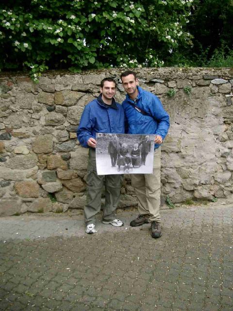 An der Mauer im Pfarrhausgässchen, an der schon die Ur-Großeltern fotografiert wurden