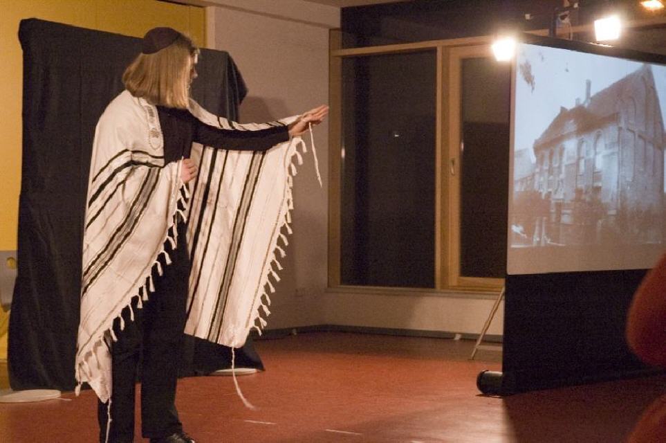 David Wachenheimer erklärt den Aufbau der neuen Synagoge