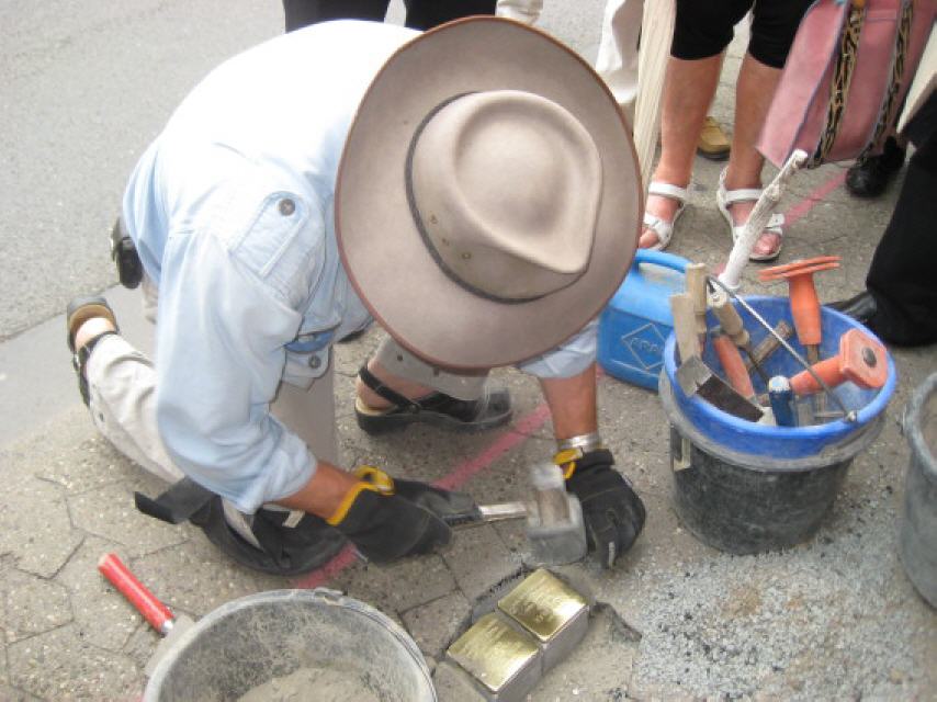 Die Stolpersteine für die Bauers werden ins Pflaster gesetzt