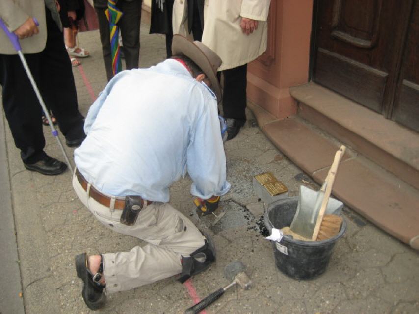 Gunter Demnig vor dem Rodensteiner Hof 	