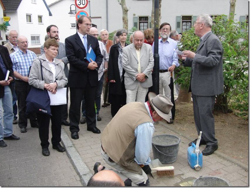 Alfons Schmidt erzählt die Lebensgeschichte zweier Opfer *