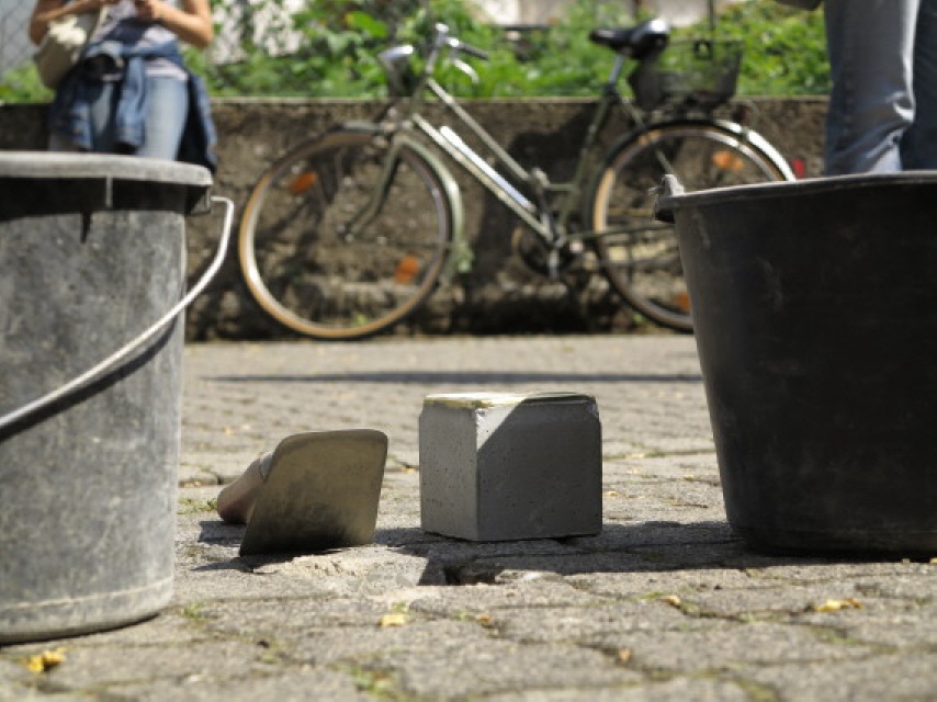 Vor dem Haus Pfarrhausgasse 1 