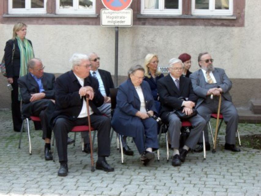 Mitte Frau Lotte Dukamp, rechts Prof. Manfred Kieselbach